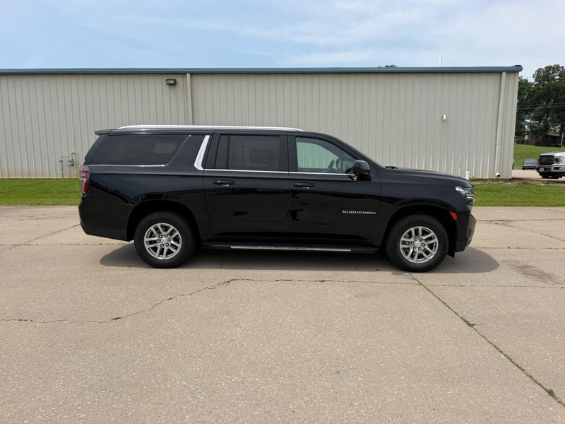 Chevrolet Suburban Vehicle Full-screen Gallery Image 2