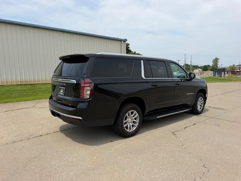 Chevrolet Suburban Vehicle Full-screen Gallery Image 3