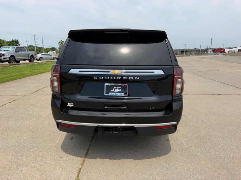 Chevrolet Suburban Vehicle Full-screen Gallery Image 4