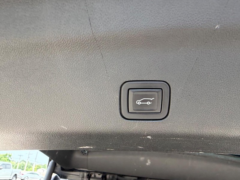 Chevrolet Suburban Vehicle Full-screen Gallery Image 6