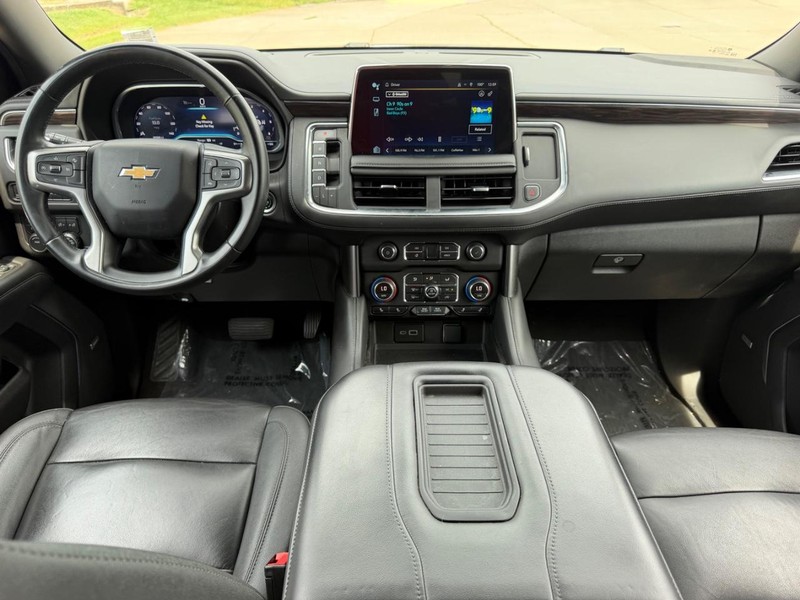 Chevrolet Suburban Vehicle Full-screen Gallery Image 11