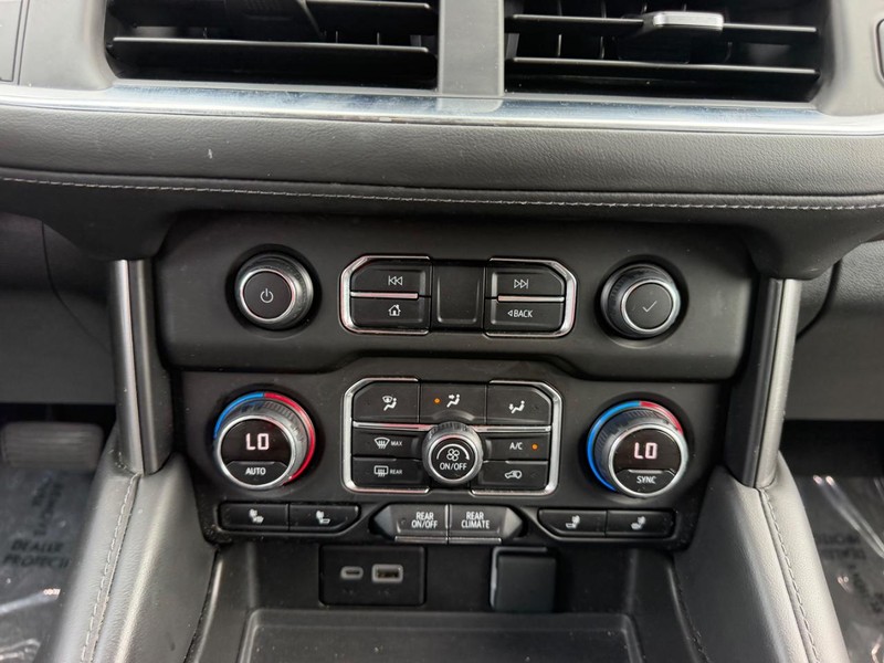 Chevrolet Suburban Vehicle Full-screen Gallery Image 16