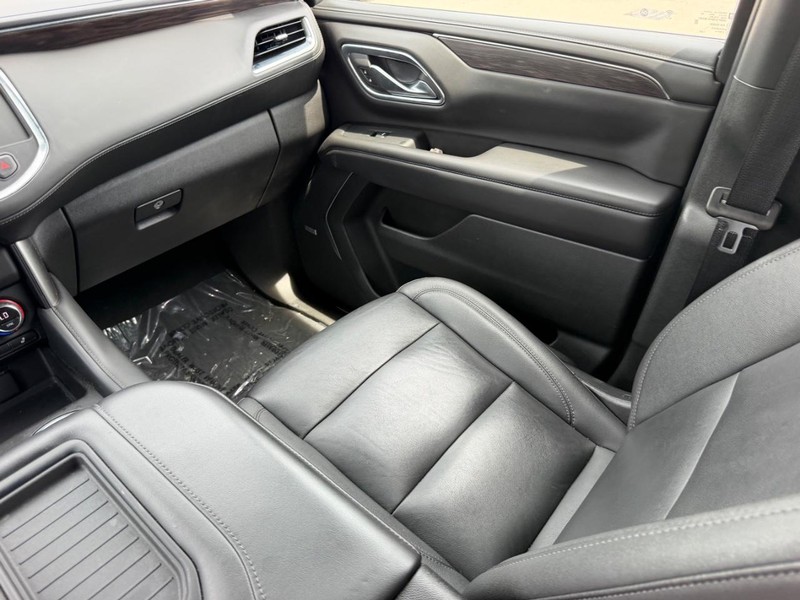 Chevrolet Suburban Vehicle Full-screen Gallery Image 18