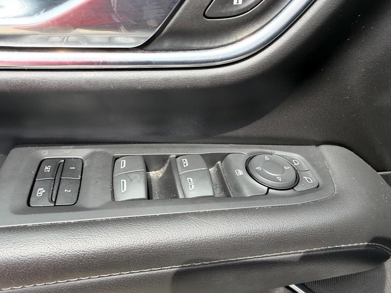 Chevrolet Suburban Vehicle Full-screen Gallery Image 19