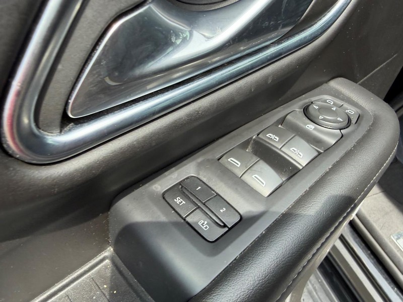 Chevrolet Suburban Vehicle Full-screen Gallery Image 20