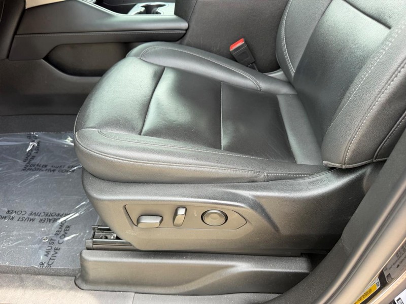 Chevrolet Suburban Vehicle Full-screen Gallery Image 21