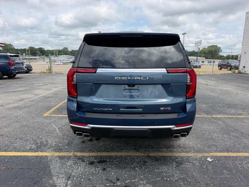 GMC Yukon XL Vehicle Full-screen Gallery Image 4