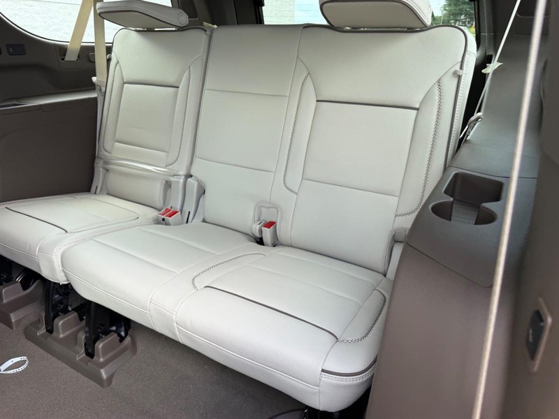 GMC Yukon XL Vehicle Full-screen Gallery Image 8