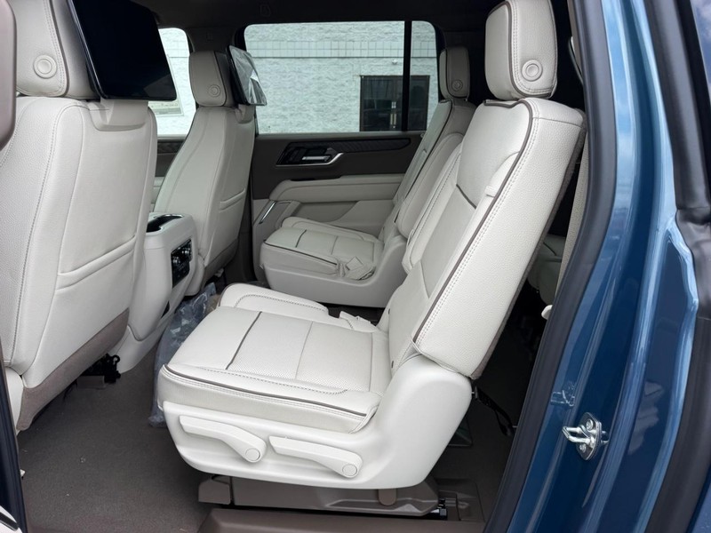 GMC Yukon XL Vehicle Full-screen Gallery Image 9