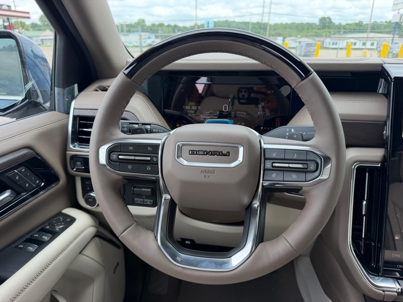 GMC Yukon XL Vehicle Full-screen Gallery Image 13