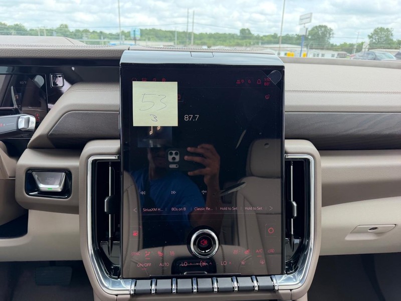 GMC Yukon XL Vehicle Full-screen Gallery Image 17