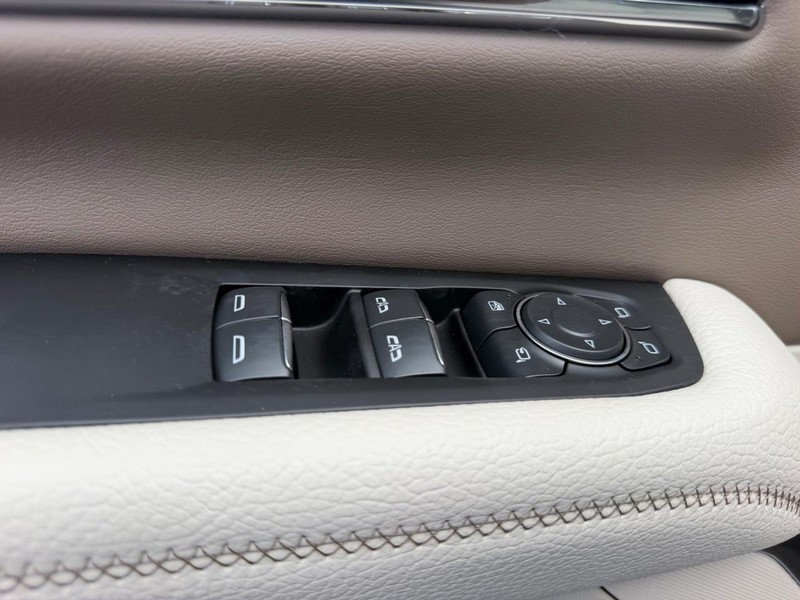 GMC Yukon XL Vehicle Full-screen Gallery Image 20