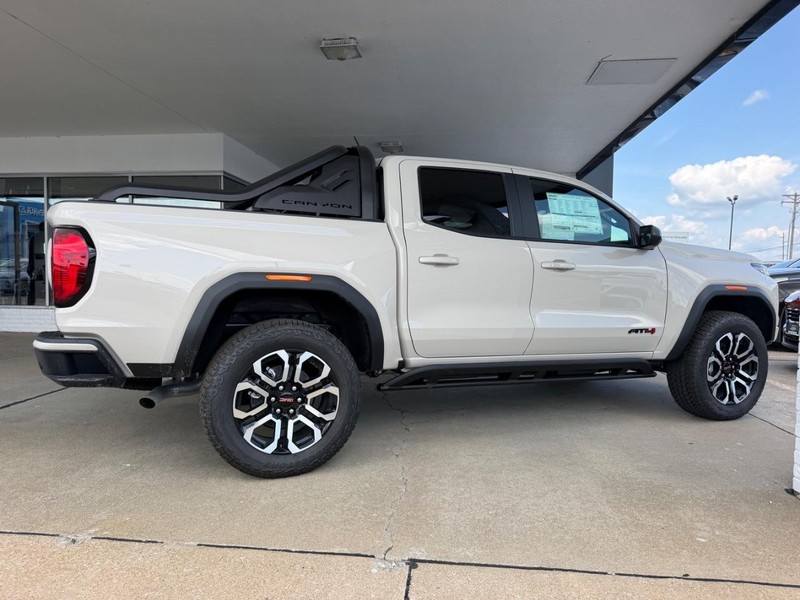 GMC Canyon Vehicle Full-screen Gallery Image 2