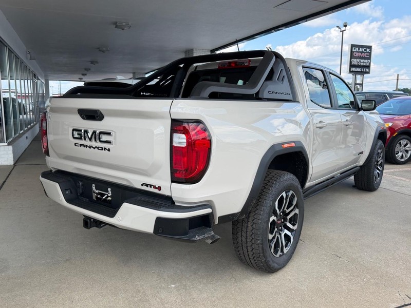 GMC Canyon Vehicle Full-screen Gallery Image 3