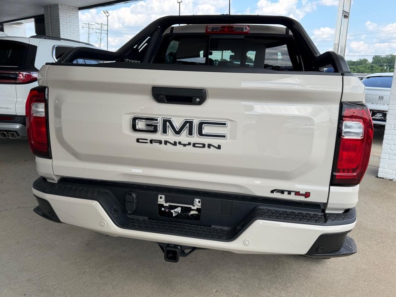 GMC Canyon Vehicle Full-screen Gallery Image 4