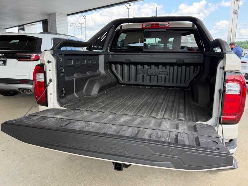 GMC Canyon Vehicle Full-screen Gallery Image 5