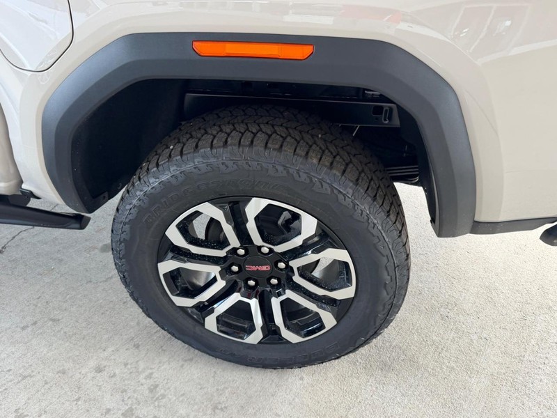 GMC Canyon Vehicle Full-screen Gallery Image 6