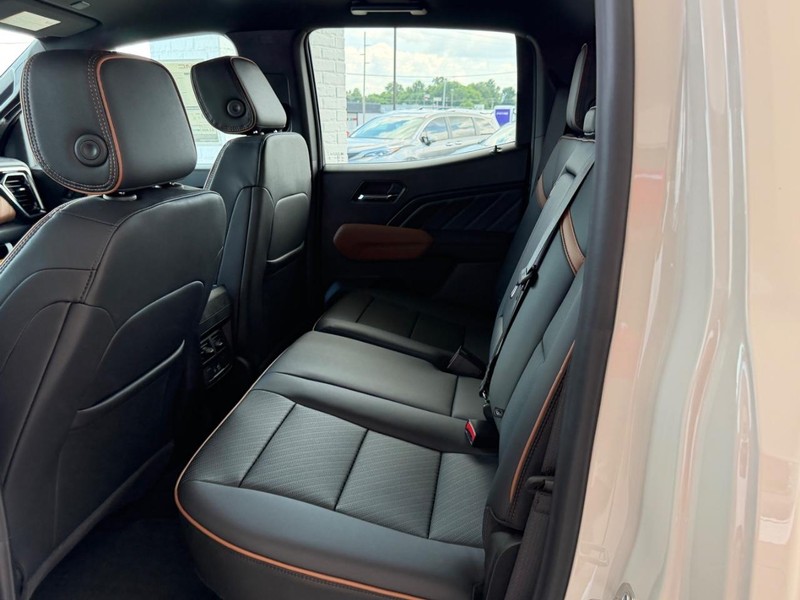 GMC Canyon Vehicle Full-screen Gallery Image 7