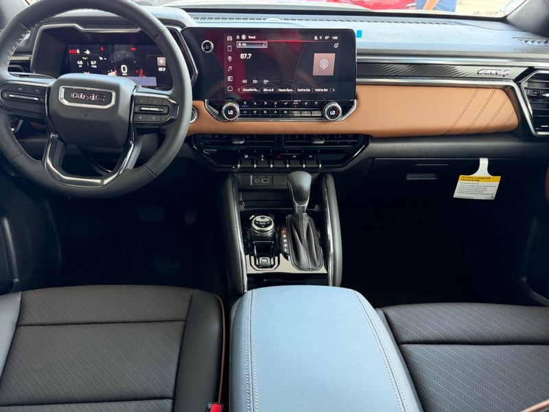 GMC Canyon Vehicle Full-screen Gallery Image 8