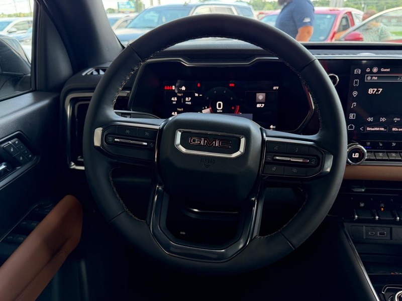 GMC Canyon Vehicle Full-screen Gallery Image 9