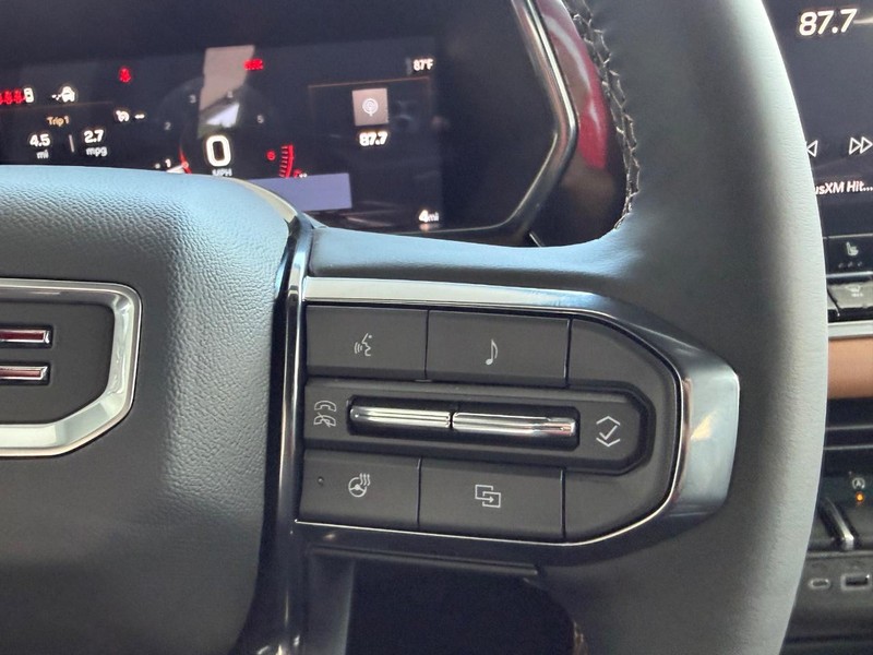 GMC Canyon Vehicle Full-screen Gallery Image 11