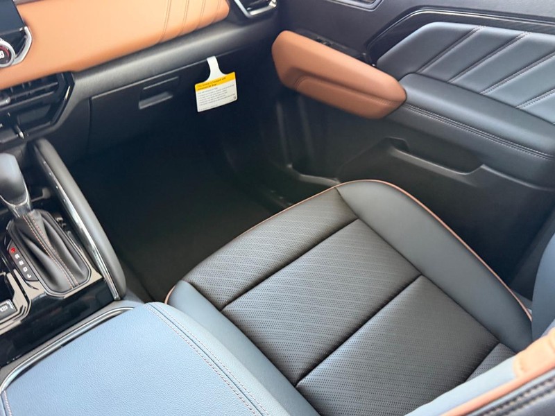 GMC Canyon Vehicle Full-screen Gallery Image 15
