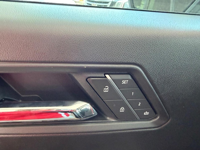 GMC Canyon Vehicle Full-screen Gallery Image 17