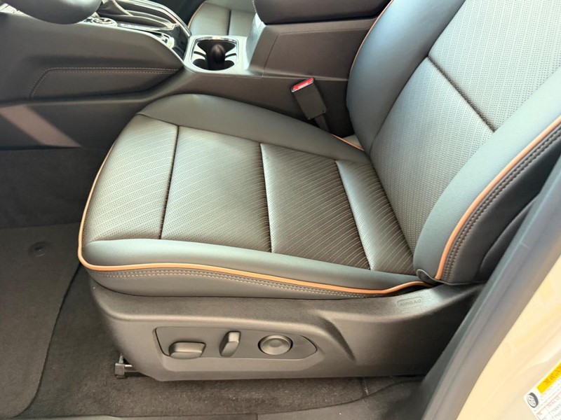 GMC Canyon Vehicle Full-screen Gallery Image 18