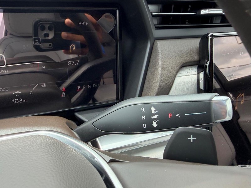 GMC Terrain Vehicle Full-screen Gallery Image 14