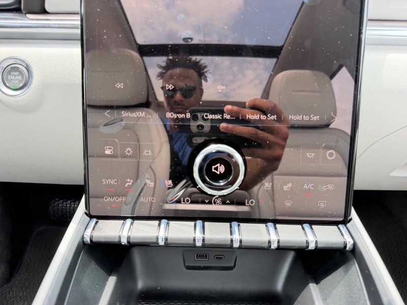 GMC Terrain Vehicle Full-screen Gallery Image 16