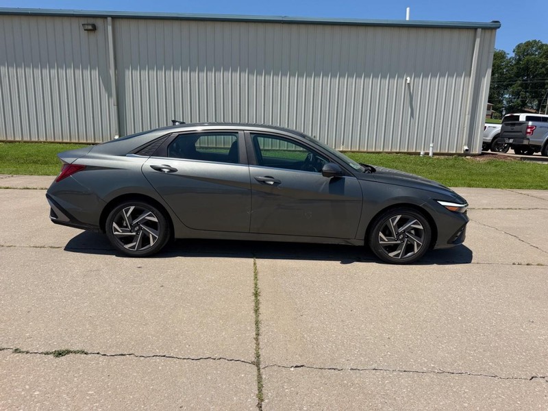 Hyundai Elantra Vehicle Full-screen Gallery Image 2