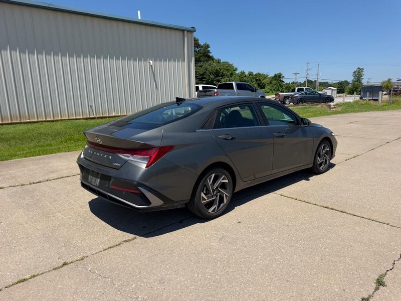 Hyundai Elantra Vehicle Full-screen Gallery Image 3