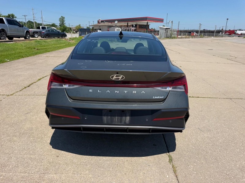 Hyundai Elantra Vehicle Full-screen Gallery Image 4