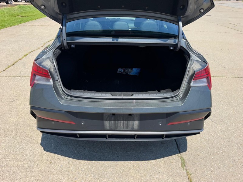 Hyundai Elantra Vehicle Full-screen Gallery Image 5