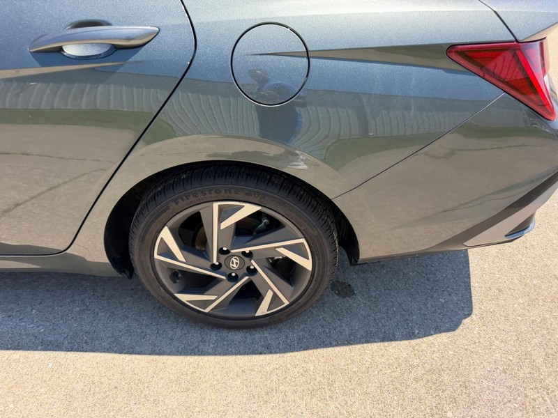 Hyundai Elantra Vehicle Full-screen Gallery Image 6