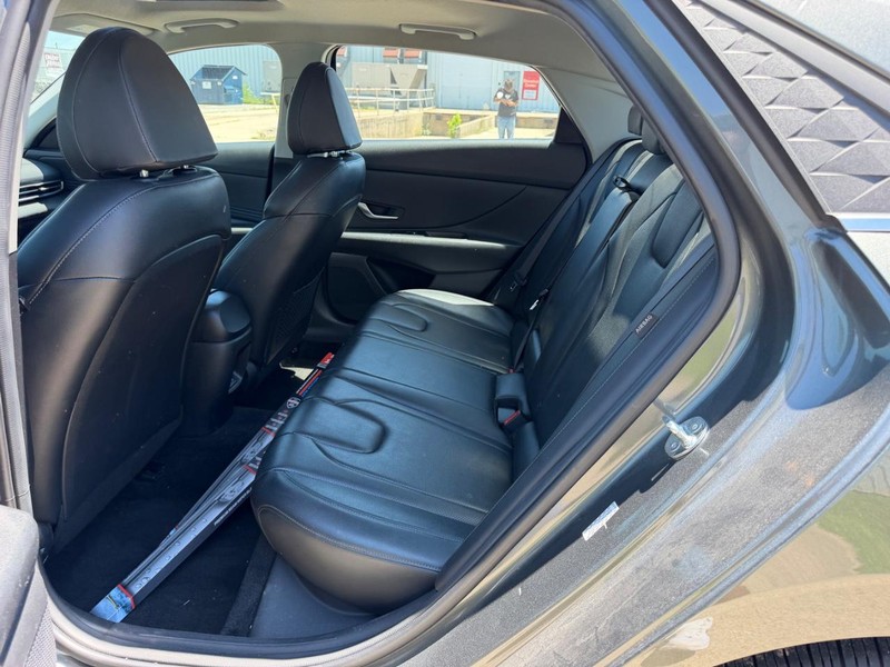 Hyundai Elantra Vehicle Full-screen Gallery Image 7