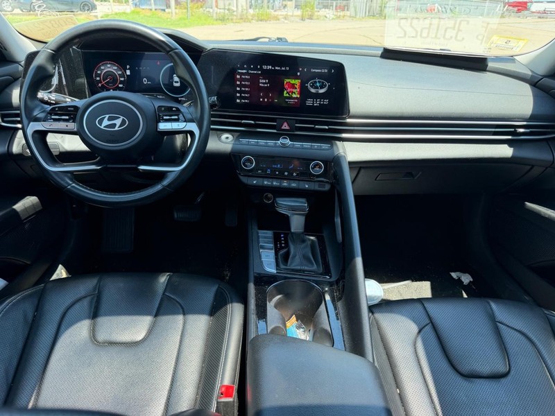 Hyundai Elantra Vehicle Full-screen Gallery Image 9