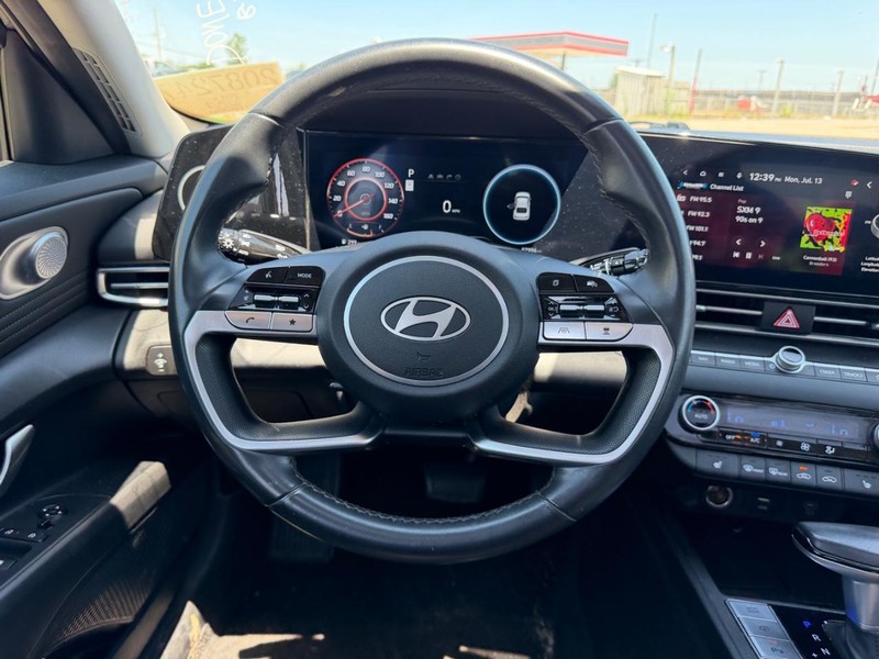 Hyundai Elantra Vehicle Full-screen Gallery Image 10