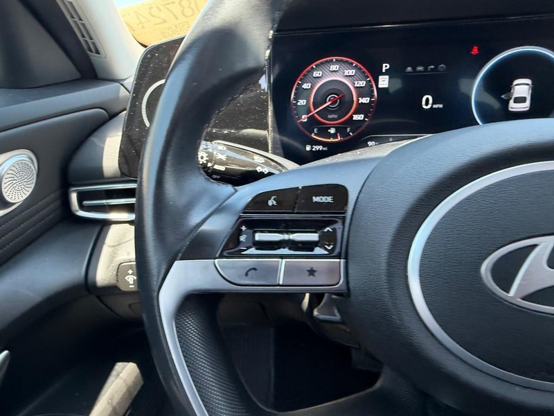 Hyundai Elantra Vehicle Full-screen Gallery Image 11