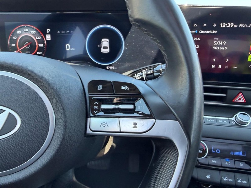 Hyundai Elantra Vehicle Full-screen Gallery Image 12