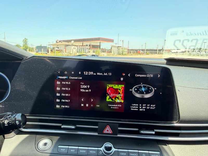 Hyundai Elantra Vehicle Full-screen Gallery Image 13
