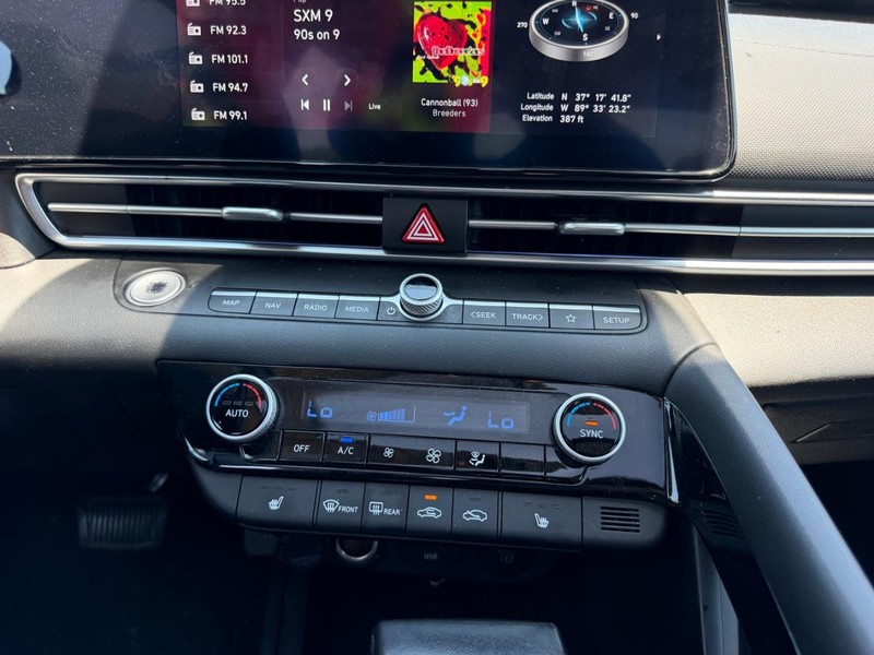 Hyundai Elantra Vehicle Full-screen Gallery Image 14