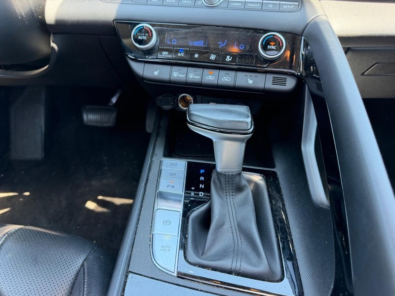 Hyundai Elantra Vehicle Full-screen Gallery Image 15
