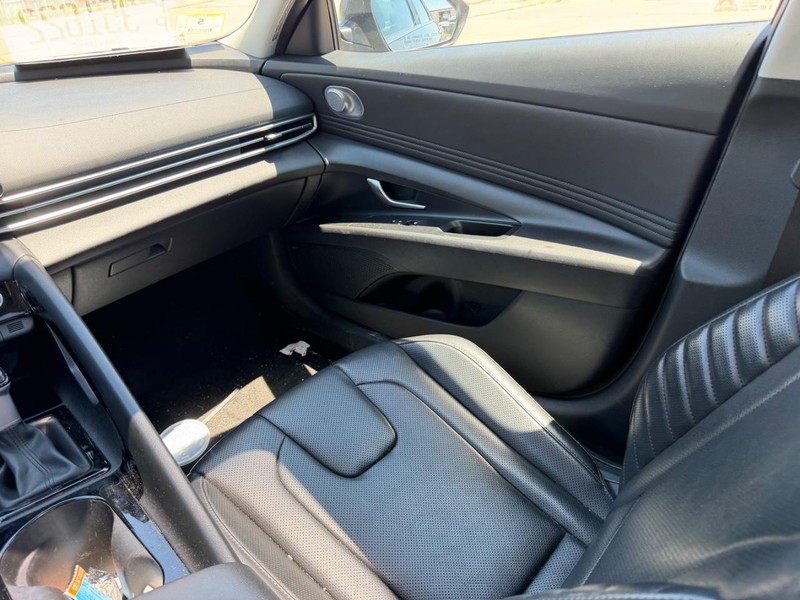 Hyundai Elantra Vehicle Full-screen Gallery Image 16