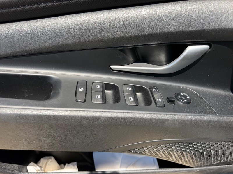 Hyundai Elantra Vehicle Full-screen Gallery Image 17