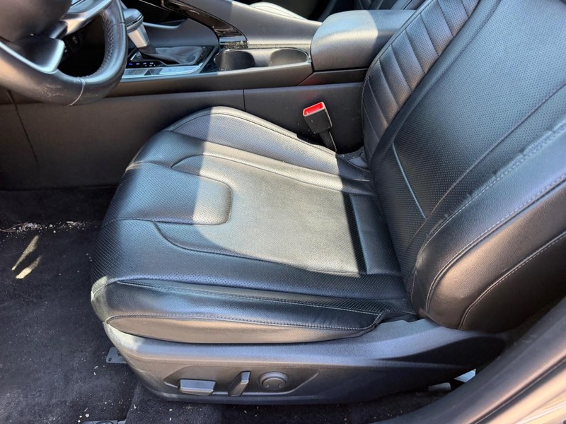 Hyundai Elantra Vehicle Full-screen Gallery Image 18