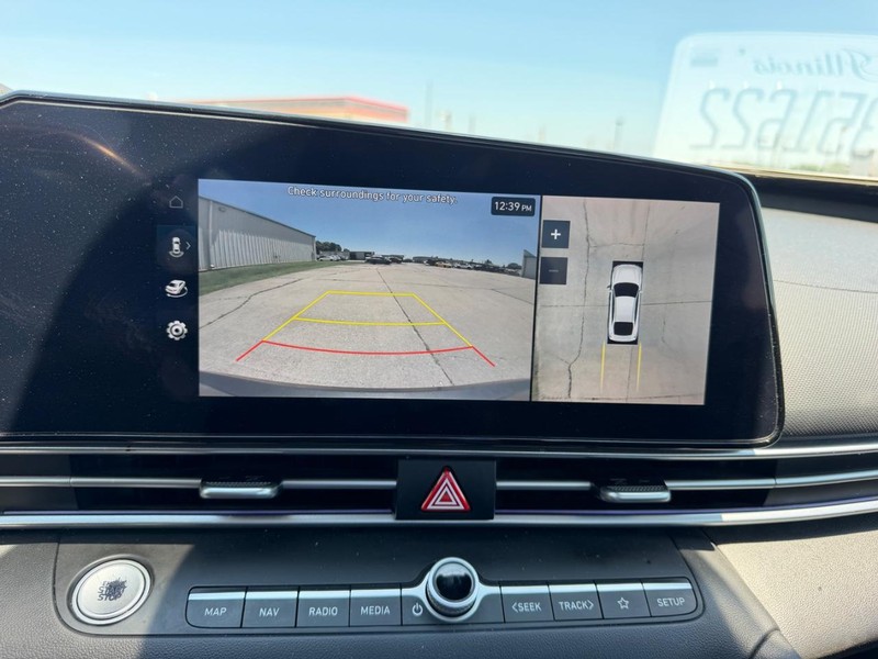 Hyundai Elantra Vehicle Full-screen Gallery Image 20