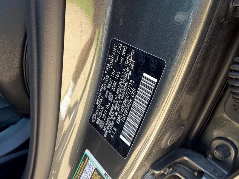 Hyundai Elantra Vehicle Full-screen Gallery Image 21