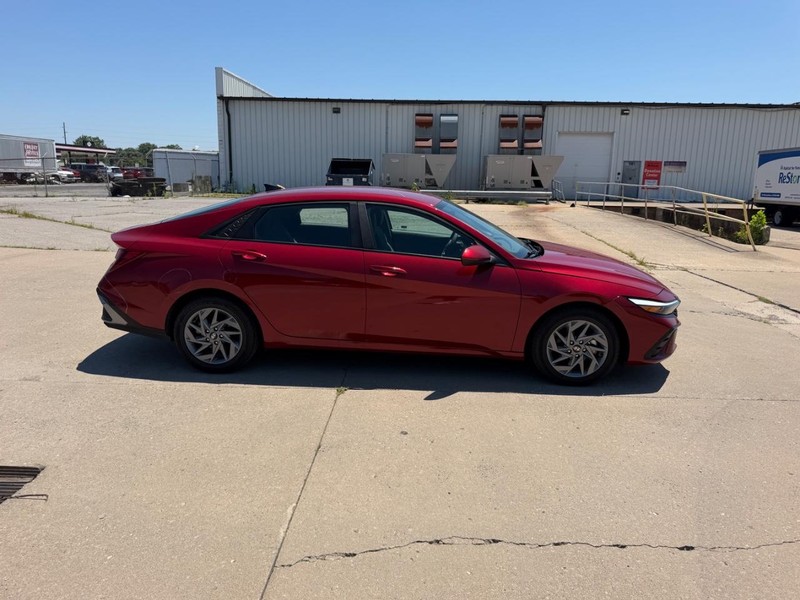 Hyundai Elantra Vehicle Full-screen Gallery Image 2