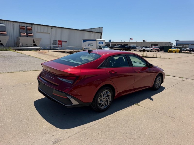 Hyundai Elantra Vehicle Full-screen Gallery Image 3